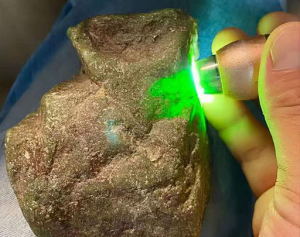 5 Steps to Master How to Identify Raw Jade Stone - LOVALRY - Brilliant ...